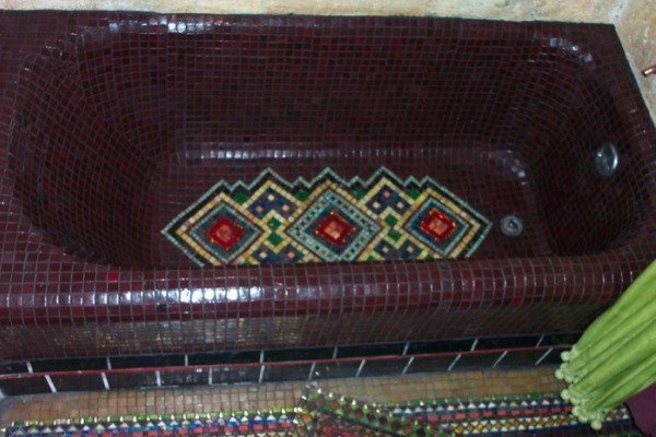 Ванная отделана мозаикой